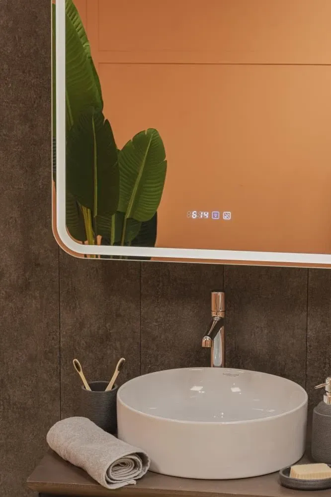 Зеркало-шкаф Silver Mirrors Фиджи 70*80 с Led-подсветкой, часами и антизапотеванием, L