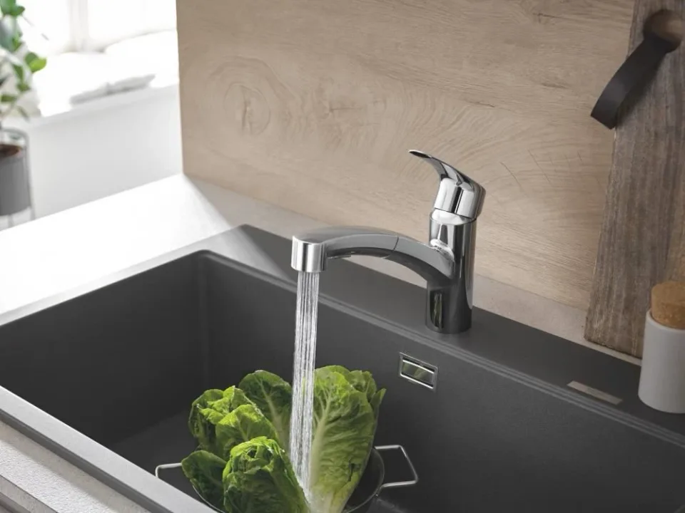 Смеситель Grohe Eurosmart 30305001 для кухни с выдвижным изливом хром