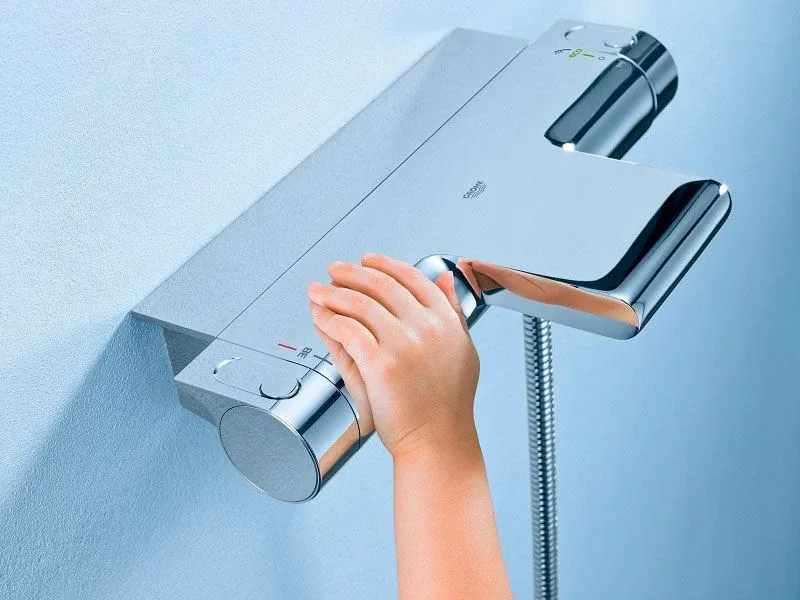 Термостат Grohe Grohtherm 2000 34464001 для ванны и душа без душевых аксессуаров с полочкой хром