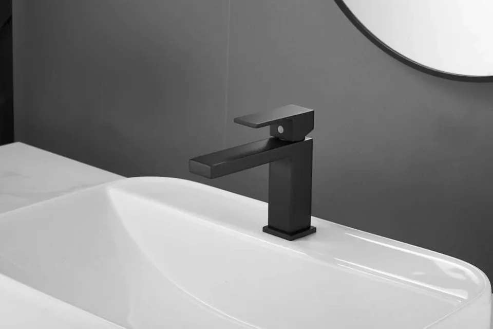 Смеситель Belz B10672-7 для раковины черный матовый