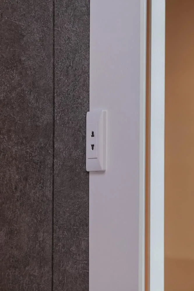 Зеркало-шкаф Silver Mirrors Фиджи 70*80 с Led-подсветкой, часами и антизапотеванием, L