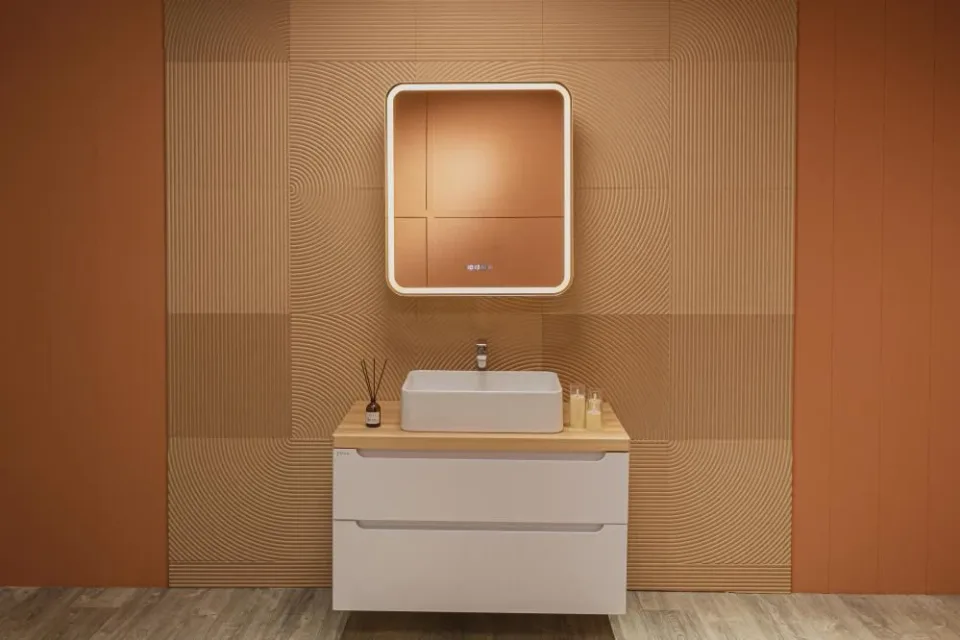 Зеркало-шкаф Silver Mirrors Фиджи 70*80 с Led-подсветкой, часами и антизапотеванием R